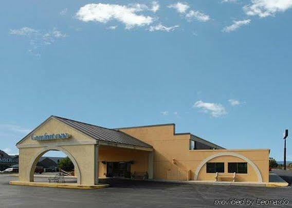 Super 8 by Wyndham Chambersburg I-81 Hotel Bagian luar foto